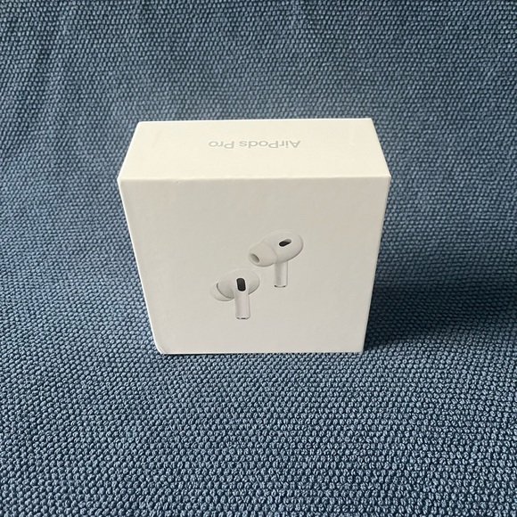 Apple air pod pro gen 2 with MagSafe charging case - White - Picture 1 of 5